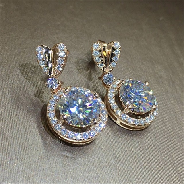 Gorgeous sparkles on these earrings that will highlight your face and hair