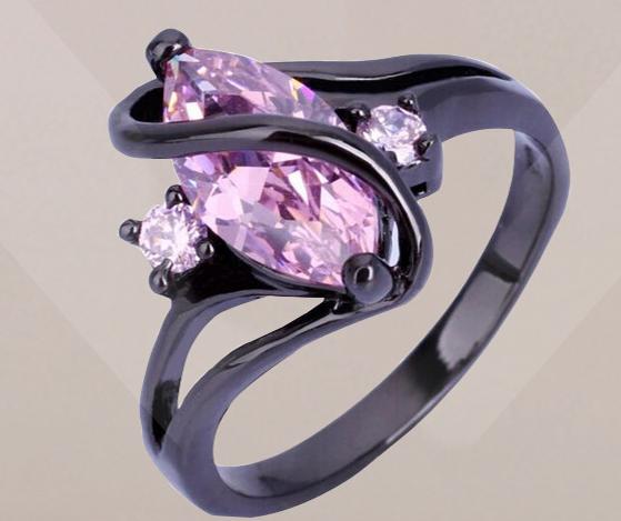 This beautiful ring has a stunning purple hue, which will liven up any outfit. Made from stainless steel with Zircon gem